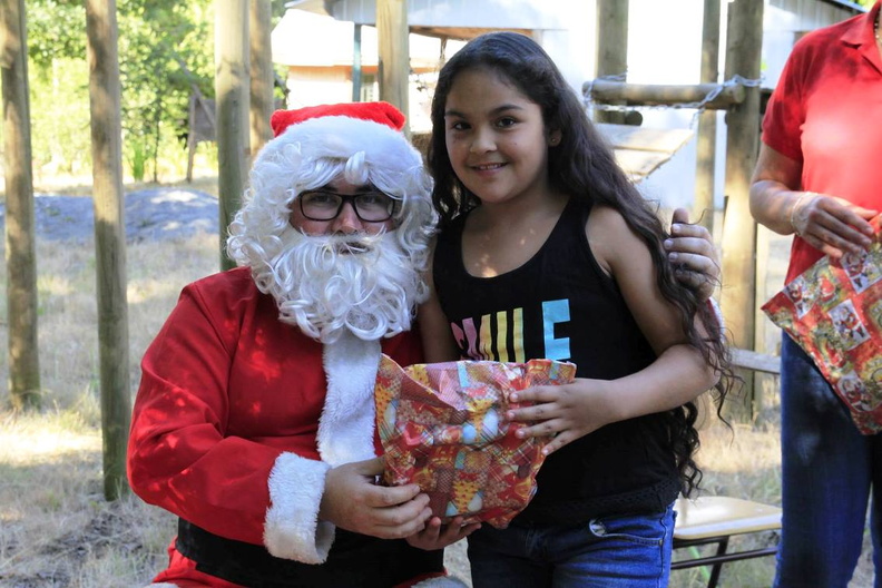 Entrega de regalos de navidad fue realizada en varios sectores de Pinto 22-12-2018 (119)