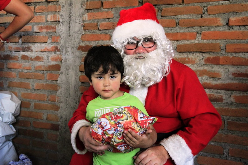 Entrega de regalos de navidad fue realizada en varios sectores de Pinto 22-12-2018 (87)