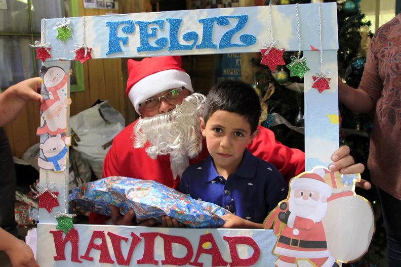 Entrega de regalos de navidad fue realizada en varios sectores de Pinto 22-12-2018 (89)
