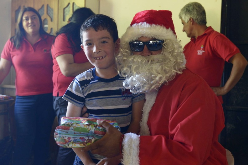 Viejito Pascuero inicia entrega de regalos en Pinto 16-12-2019 (25)