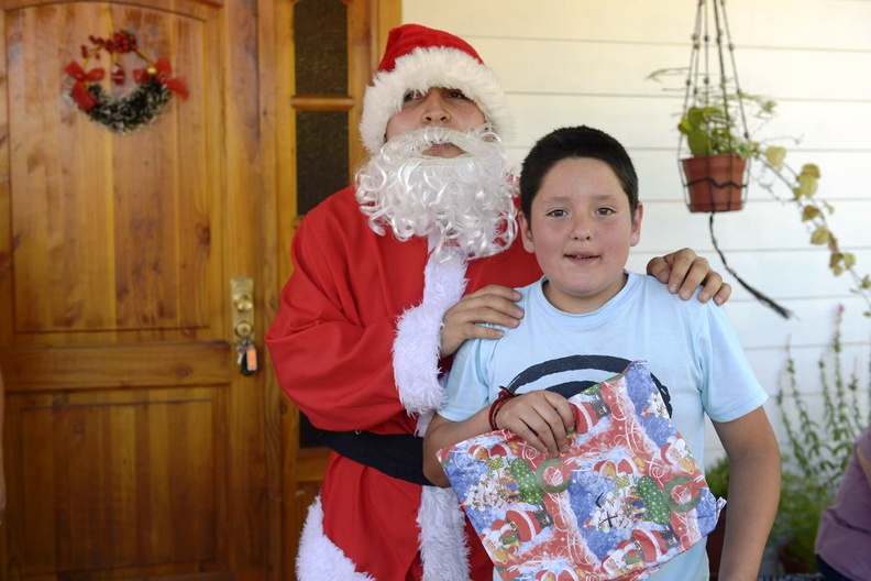 Viejito Pascuero continúa entrega de regalos en Pinto 18-12-2019 (61)