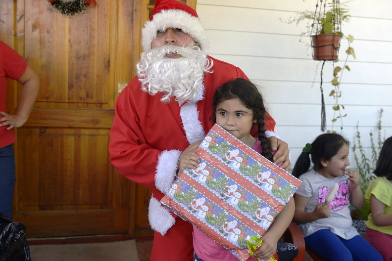 Viejito Pascuero continúa entrega de regalos en Pinto 18-12-2019 (69)