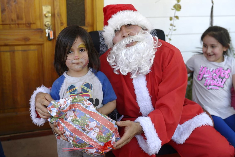 Viejito Pascuero continúa entrega de regalos en Pinto 18-12-2019 (80)