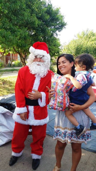 Viejito Pascuero continúa entrega de regalos en Pinto 18-12-2019 (94)