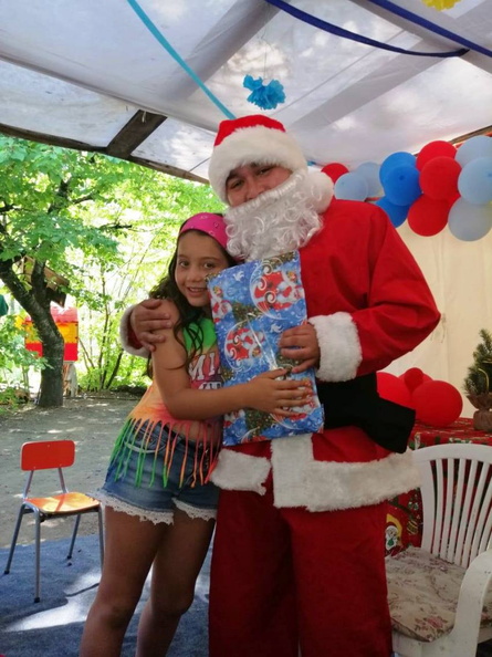 Viejito Pascuero continúa entrega de regalos en Pinto 18-12-2019 (95)
