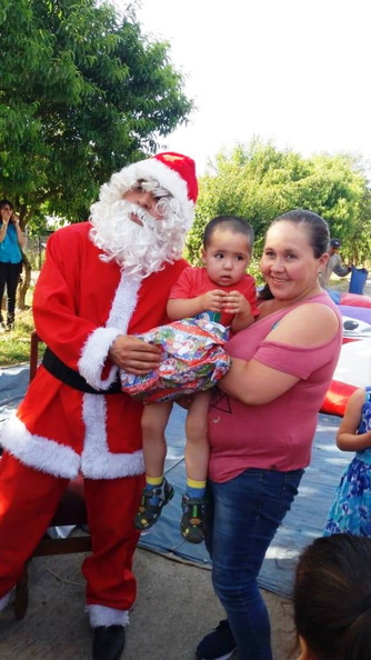 Viejito Pascuero continúa entrega de regalos en Pinto 18-12-2019 (97)