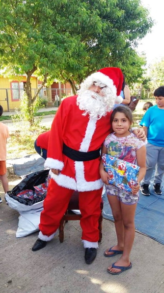 Viejito Pascuero continúa entrega de regalos en Pinto 18-12-2019 (101)