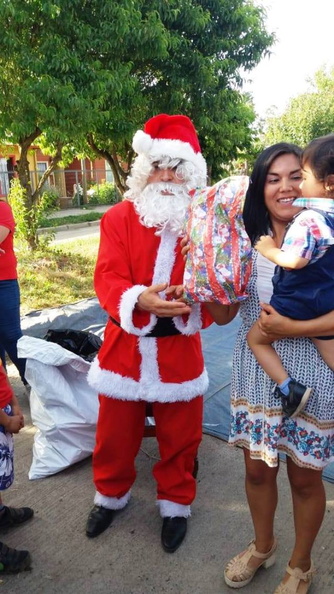 Viejito Pascuero continúa entrega de regalos en Pinto 18-12-2019 (102)