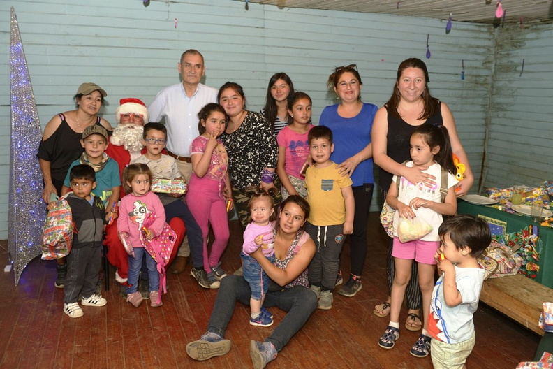 Viejito Pascuero continúa entrega de regalos en Pinto 18-12-2019 (104)