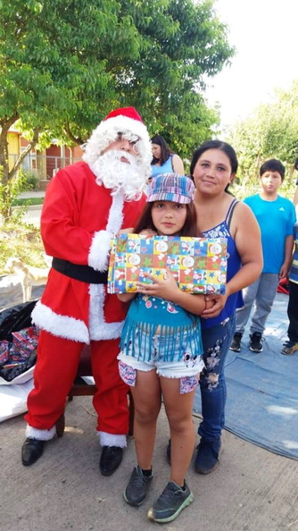 Viejito Pascuero continúa entrega de regalos en Pinto 18-12-2019 (105)