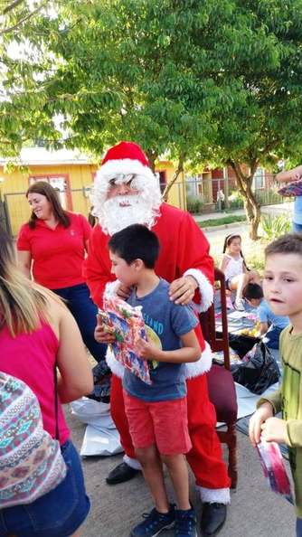 Viejito Pascuero continúa entrega de regalos en Pinto 18-12-2019 (106)