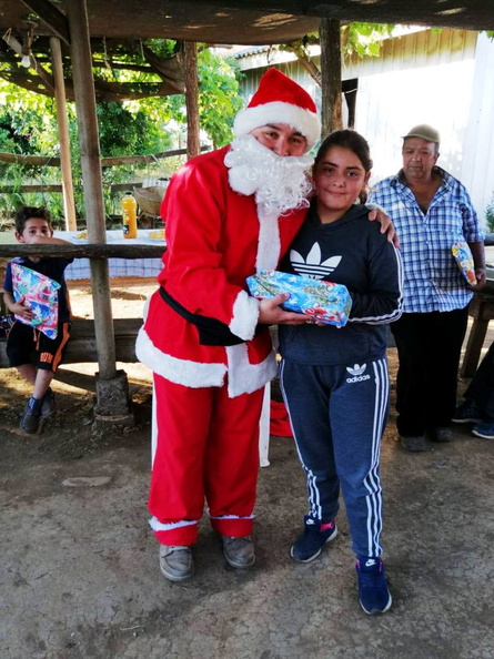 Viejito Pascuero continúa entrega de regalos en Pinto 18-12-2019 (107)