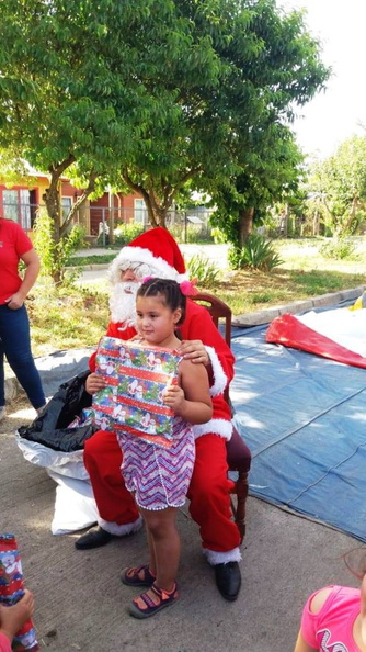 Viejito Pascuero continúa entrega de regalos en Pinto 18-12-2019 (108)