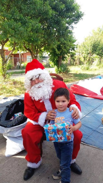 Viejito Pascuero continúa entrega de regalos en Pinto 18-12-2019 (110)