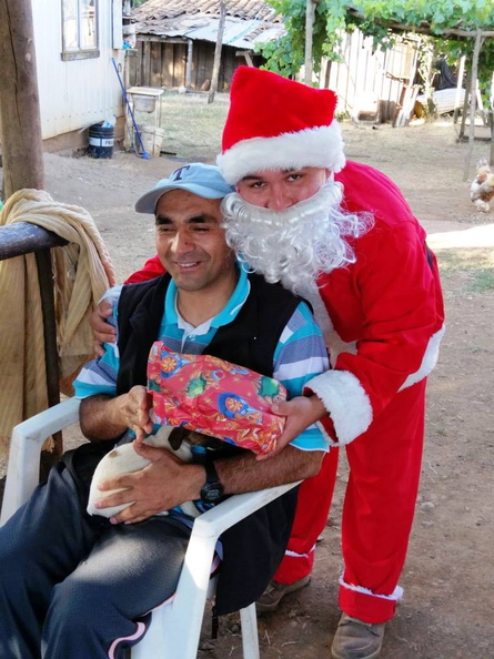 Viejito Pascuero continúa entrega de regalos en Pinto 18-12-2019 (111)