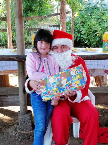 Viejito Pascuero continúa entrega de regalos en Pinto 18-12-2019 (112)