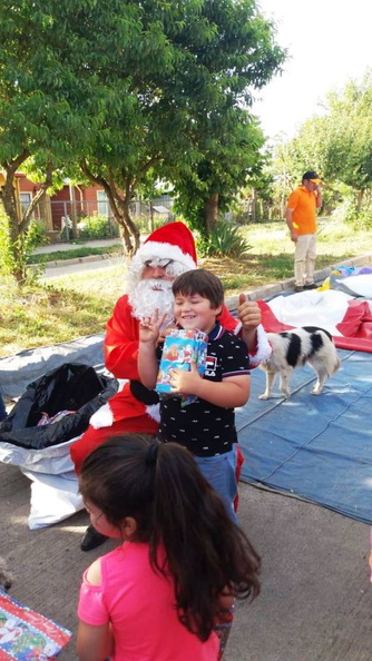 Viejito Pascuero continúa entrega de regalos en Pinto 18-12-2019 (118)