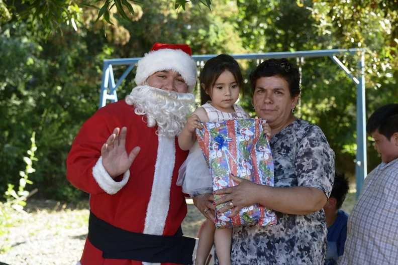 Viejito Pascuero avanza con entrega de regalos en Pinto 20-12-2019 (78)