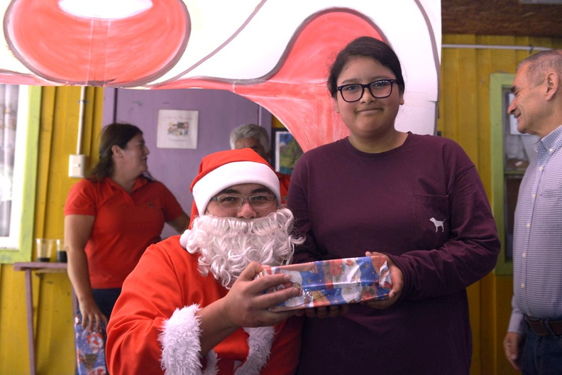 Viejito Pascuero finaliza entrega de regalos en Pinto 23-12-2019 (84)
