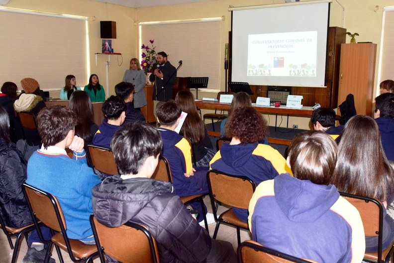 Alcalde visitó el colegio Francisco de Asís donde funcionarios de Senda realizan conversatorio comunal de prevención 29-08-2023 (1).jpg