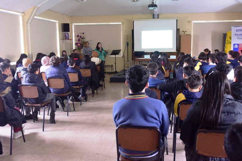 Alcalde visitó el colegio Francisco de Asís donde funcionarios de Senda realizan conversatorio comunal de prevención 29-08-2023 (2)