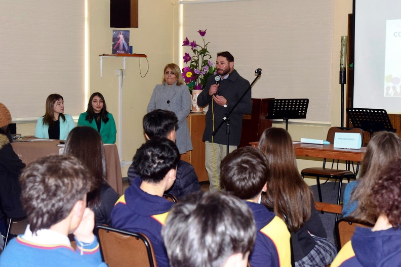 Alcalde visitó el colegio Francisco de Asís donde funcionarios de Senda realizan conversatorio comunal de prevención 29-08-2023 (4)