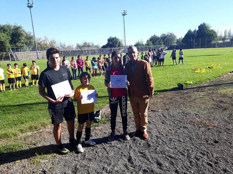 Municipalidad de Pinto premia a alumnos de la Escuela de Fútbol de la comuna  29-04-2017 (5)