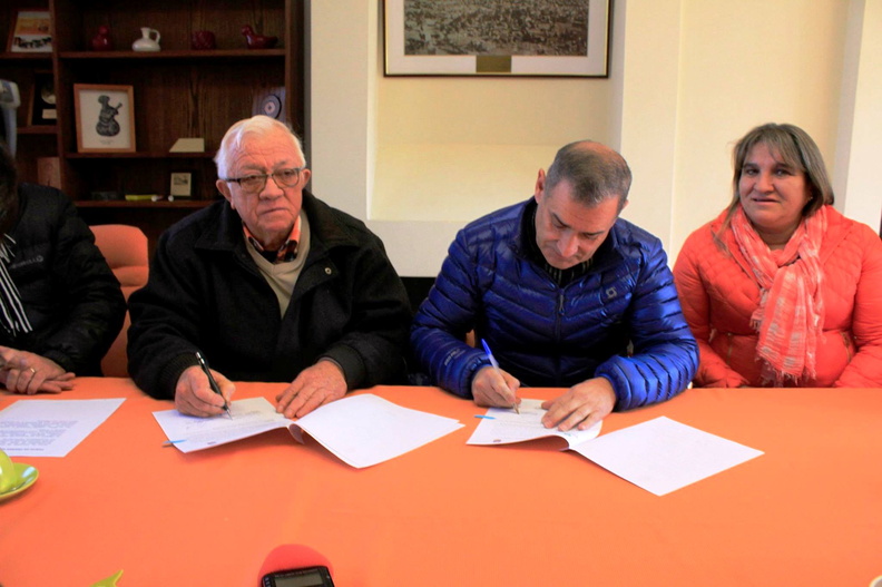 Municipalidad de Pinto firma convenio con la Cooperativa COPELEC en beneficio de los agricultores de la comuna 07-06-2017 (11)