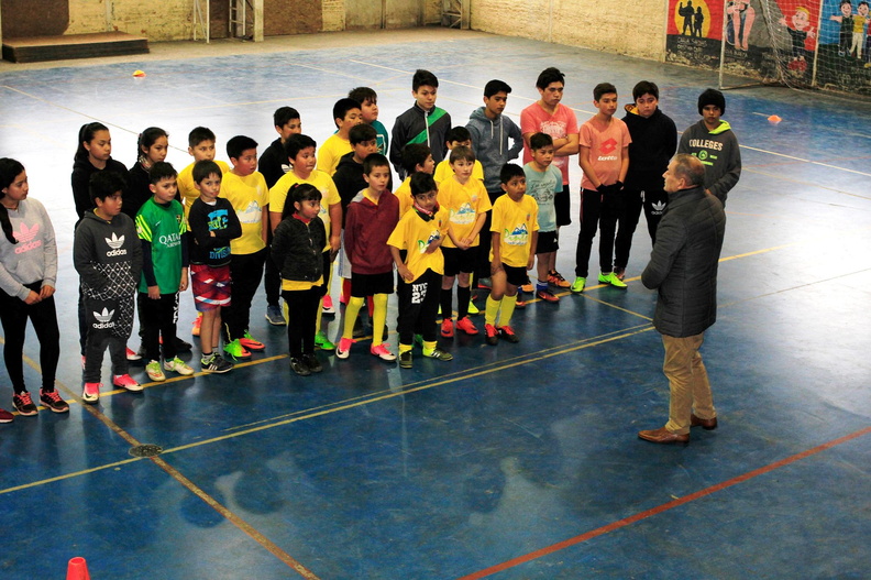 Entrega de implementación deportiva a la Escuela de Fútbol de Pinto hizo entrega el Alcalde Manuel Guzmán en el Gimnasio Municipal 31-07-2017 (2).jpg
