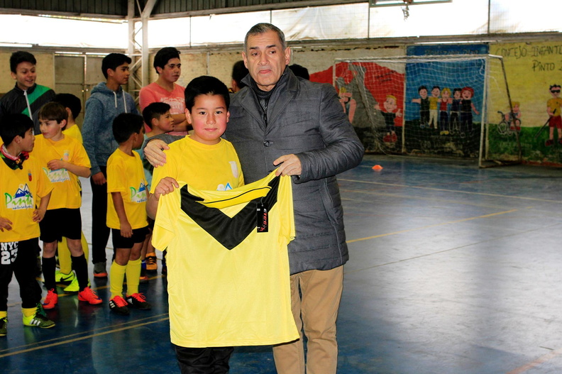 Entrega de implementación deportiva a la Escuela de Fútbol de Pinto hizo entrega el Alcalde Manuel Guzmán en el Gimnasio Municipal 31-07-2017 (3).jpg