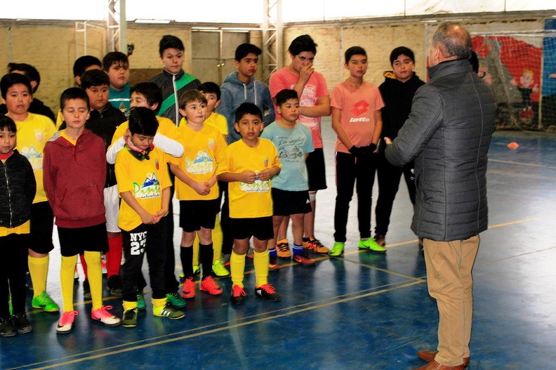 Entrega de implementación deportiva a la Escuela de Fútbol de Pinto hizo entrega el Alcalde Manuel Guzmán en el Gimnasio Municipal 31-07-2017 (4).jpg