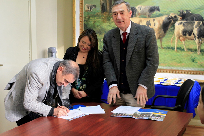 CESFAM de Pinto firma convenio con la U. de Concepción para recibir prácticas profesionales de la Carrera de Enfermería 02-08-2017 (10)