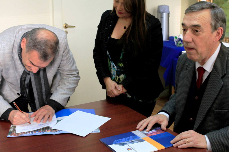 CESFAM de Pinto firma convenio con la U. de Concepción para recibir prácticas profesionales de la Carrera de Enfermería 02-08-2017 (11)