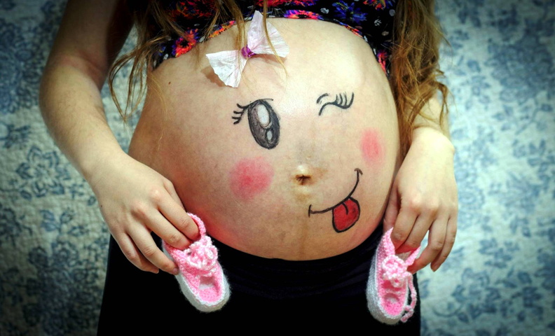 Actividad Pintando Sueños coloreo las pancitas de mujeres embarazadas en el CESFAM de Pinto 07-08-2017 (7).jpg