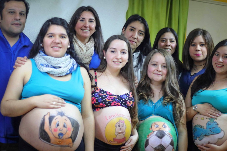 Actividad Pintando Sueños coloreo las pancitas de mujeres embarazadas en el CESFAM de Pinto 07-08-2017 (8)
