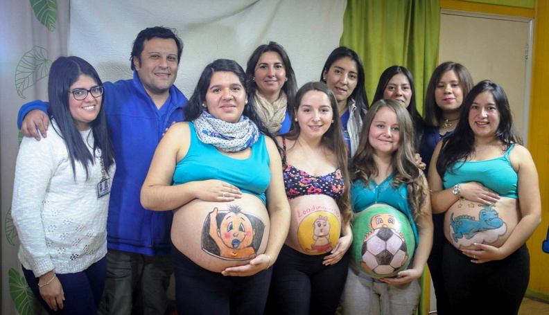 Actividad Pintando Sueños coloreo las pancitas de mujeres embarazadas en el CESFAM de Pinto 07-08-2017 (16).jpg
