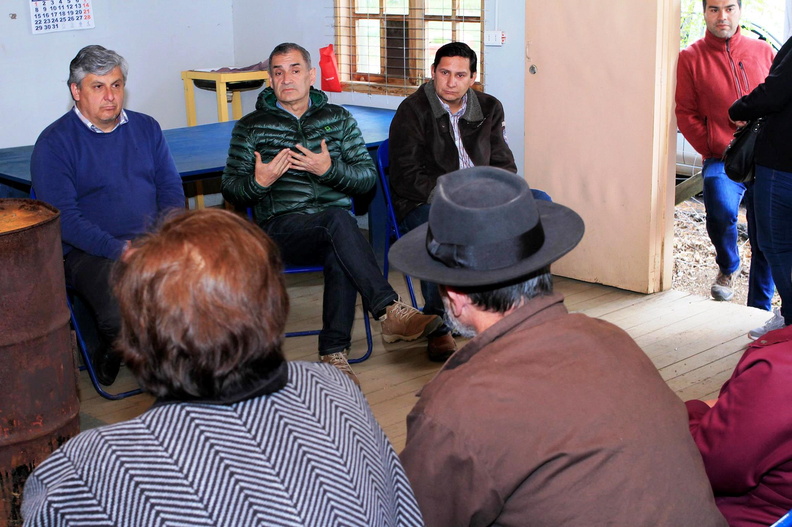 Funcionarios se reunieron con usuarios del PRODESAL Sector El Chacay para dar a conocer en qué situación se encuentra el Programa 18-10-2017 (9)