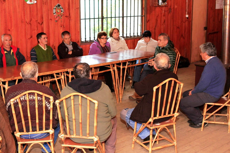 Funcionarios se reunieron con usuarios del PRODESAL Sector Los Lleuques Bajo para dar a conocer en qué situación se encuentra el Programa 18-10-2017 (2)