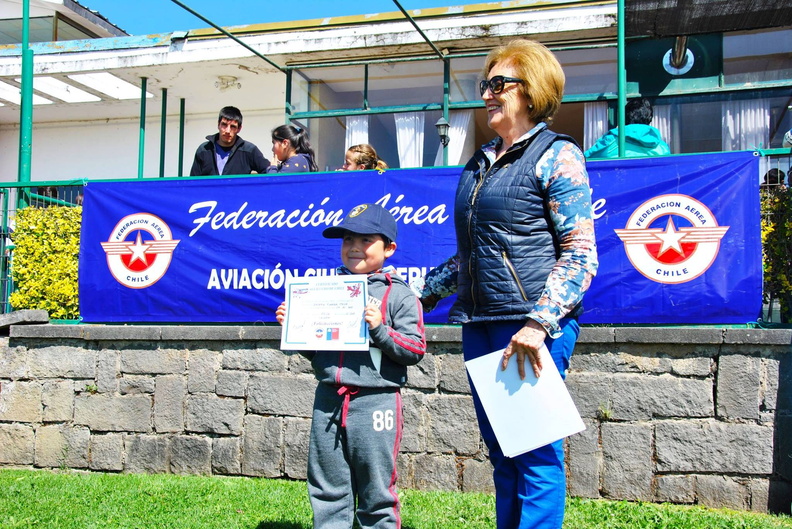 Alumnos destacados y Cadetes de Bomberos de Pinto realizaron vuelos en el Aeródromo de Chillán 11-12-2017 (18)