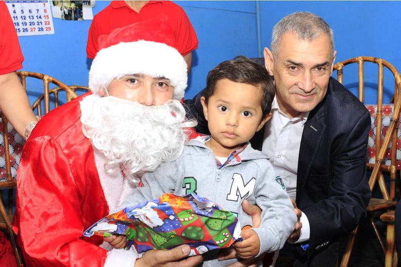 Viejito Pascuero llegó a Pinto y junto con ello la Navidad para los niños 18-12-2017 (1).jpg