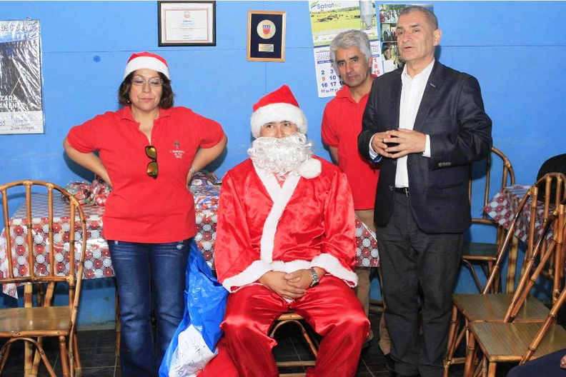 Viejito Pascuero llegó a Pinto y junto con ello la Navidad para los niños 18-12-2017 (2).jpg