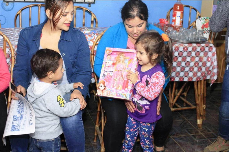 Viejito Pascuero llegó a Pinto y junto con ello la Navidad para los niños 18-12-2017 (3)