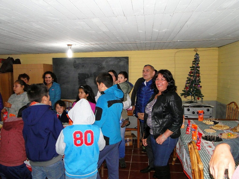 Viejito Pascuero llegó a Pinto y junto con ello la Navidad para los niños 18-12-2017 (4)