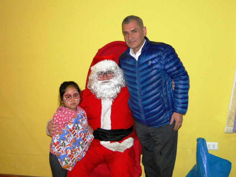 Viejito Pascuero llegó a Pinto y junto con ello la Navidad para los niños 18-12-2017 (7).jpg