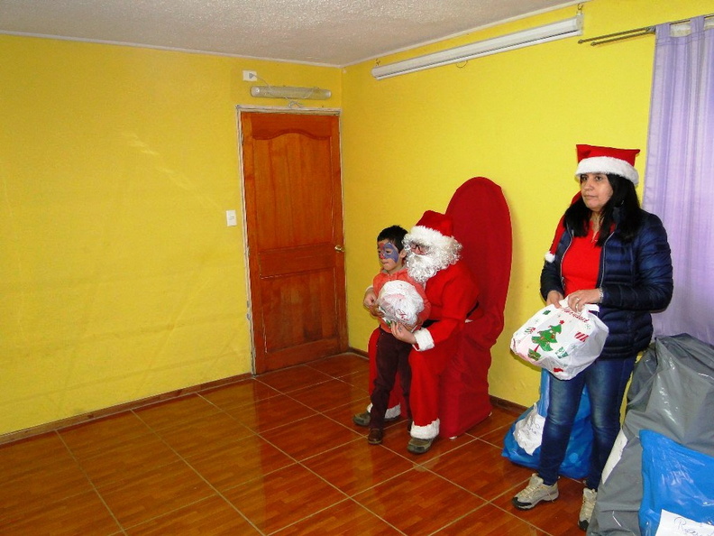 Viejito Pascuero llegó a Pinto y junto con ello la Navidad para los niños 18-12-2017 (10)