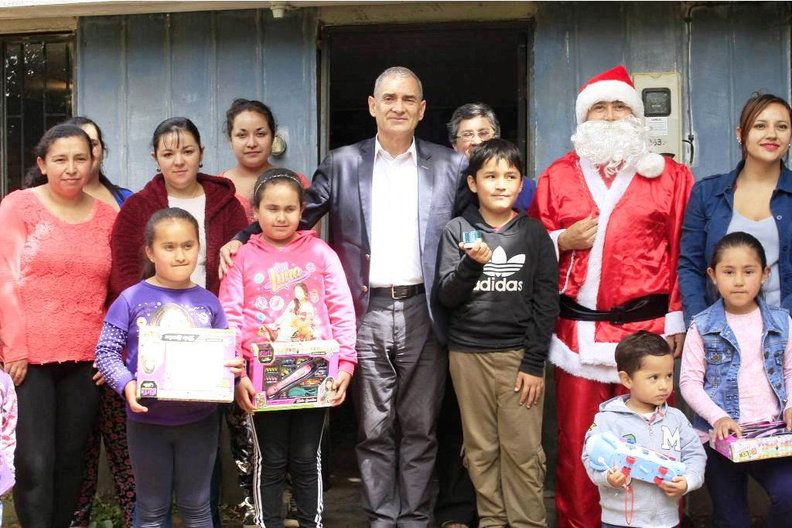 Viejito Pascuero llegó a Pinto y junto con ello la Navidad para los niños 18-12-2017 (19).jpg