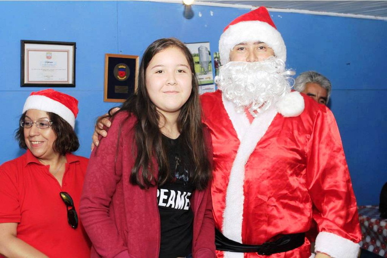 Viejito Pascuero llegó a Pinto y junto con ello la Navidad para los niños 18-12-2017 (20)