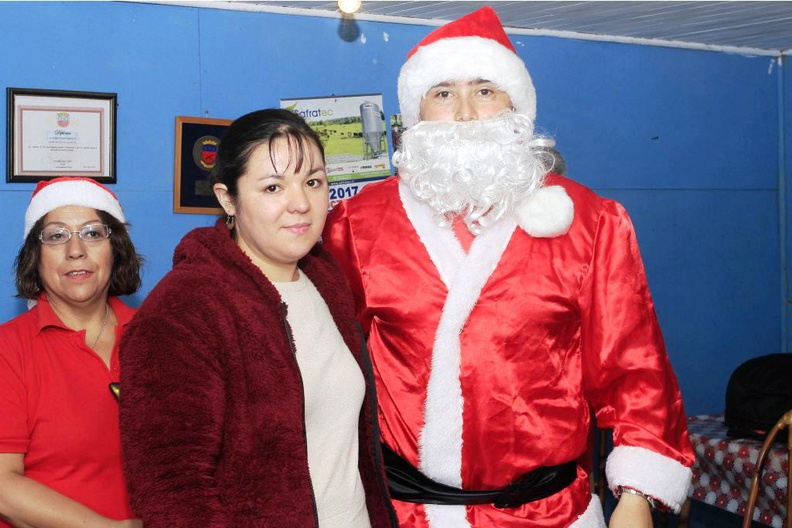 Viejito Pascuero llegó a Pinto y junto con ello la Navidad para los niños 18-12-2017 (21)