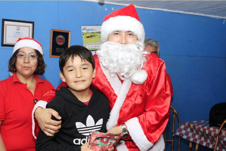 Viejito Pascuero llegó a Pinto y junto con ello la Navidad para los niños 18-12-2017 (24).jpg