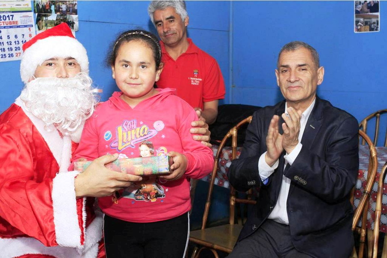 Viejito Pascuero llegó a Pinto y junto con ello la Navidad para los niños 18-12-2017 (25).jpg